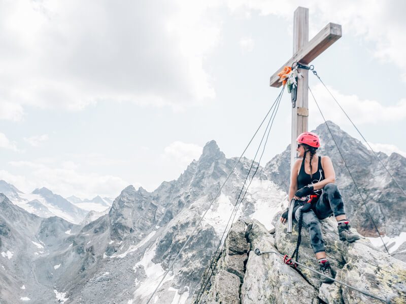 Gletscher und massive Bergflanken